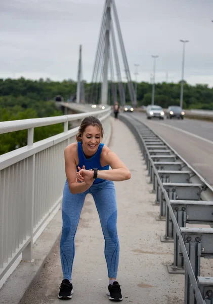 Fitt Lány Hajlítás Beállítása Okos Óra Hídon Fiatal Sportoló Kocogás — Stock Fotó