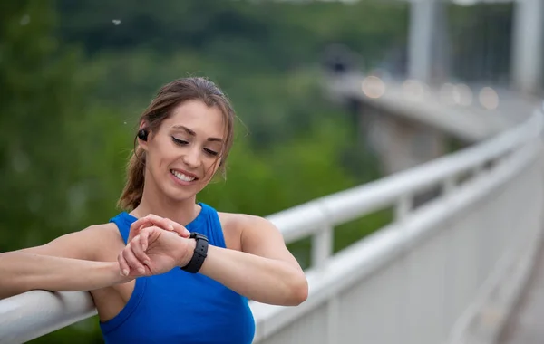 Una Atleta Fijando Reloj Inteligente Punto Correr Mujer Atlética Joven — Foto de Stock