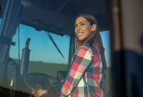 Jungbauer Traktor Der Auf Einem Feld Fährt Agronomin Schaut Lächelnd — Stockfoto