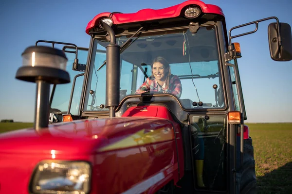 Vrouwelijke Boer Landbouwmachines Vrouw Rijden Rode Trekker Zoek Forawrd Glimlachen — Stockfoto