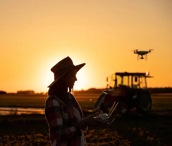 Vrouwelijke Agronomist Vliegende Drone Met Behulp Van Controller Innovatie Landbouw — Stockfoto
