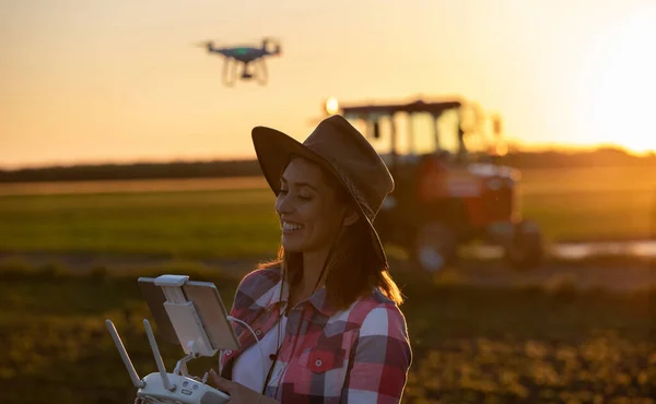 Kobiecy Agronomista Wykorzystujący Nowoczesną Technologię Dronów Rolnictwie Młody Rolnik Stojący — Zdjęcie stockowe