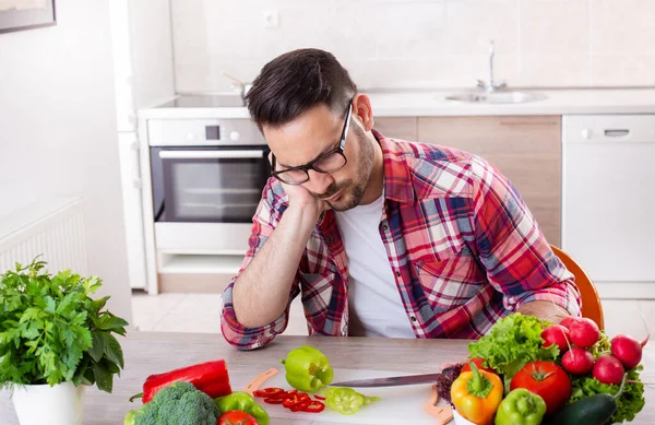 Vegetais Rabanetes Tomate Pimenta Mesa Homem Perturbado Sentado Cortando Inclinação — Fotografia de Stock