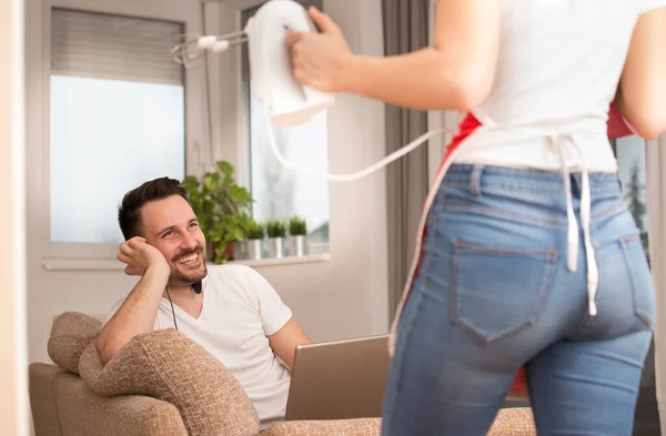 Young Couple Apartment Working Doing Chores Man Leaning Elbow Smiling — Stock Photo, Image