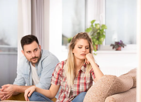 Jovem Sentada Com Costas Viradas Para Homem Casal Sentado Juntos — Fotografia de Stock