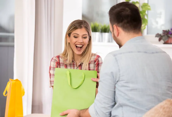 Mujer Bonita Sonriendo Feliz Recibiendo Regalo Joven Dando Regalo Sorprendente —  Fotos de Stock