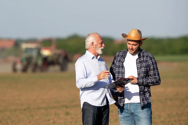 Deux Hommes Debout Sur Terrain Qui Parlent Devant Tracteur Représentant — Photo