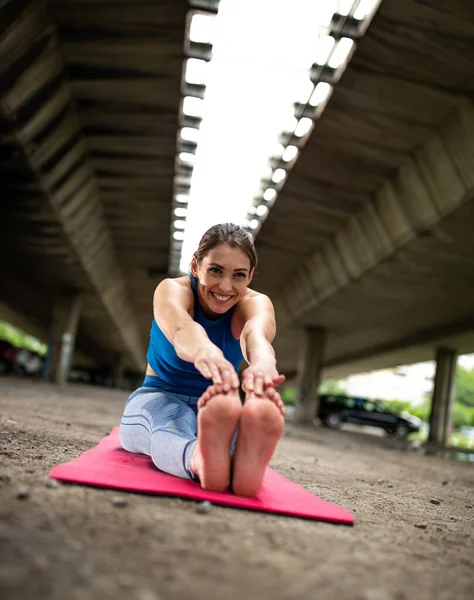 Молодая Атлетка Сидящая Впереди Растягивается Fit Girl Touching Toes Smiling — стоковое фото