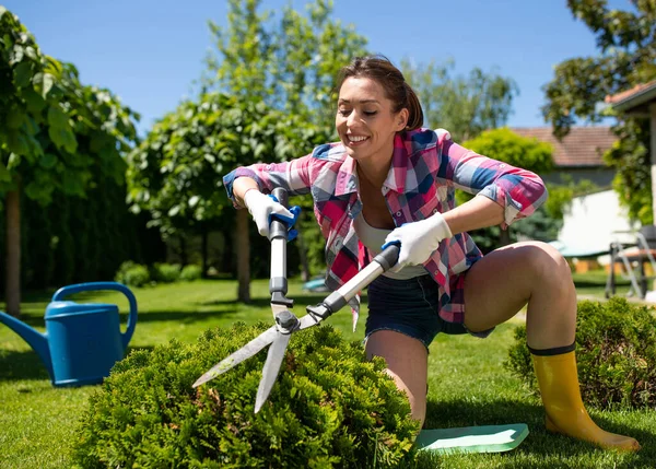 Wanita Yang Menarik Berkebun Hari Yang Cerah Tukang Kebun Muda — Stok Foto