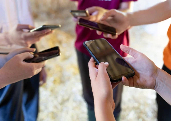 Egy Csapat Tinédzser Közeledik Mobiltelefonnal Közösségi Hálózati Koncepció — Stock Fotó