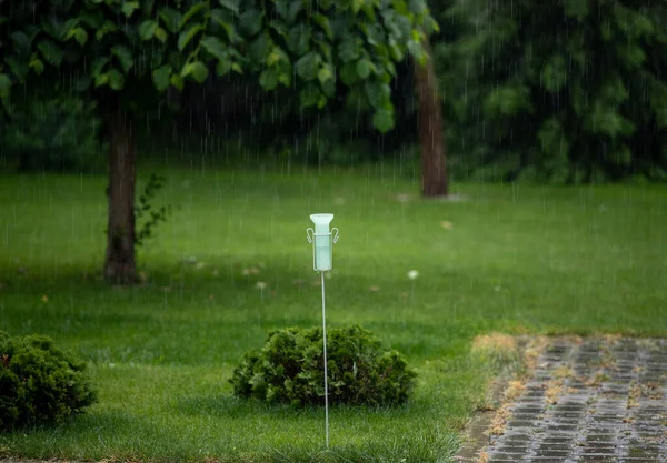 夏には庭の暴風雨にプラスチック製の雨ゲージの閉鎖 — ストック写真