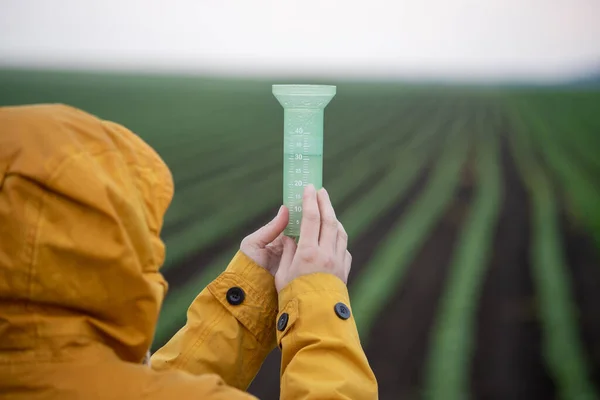 Αγρότης Κουκούλα Στο Κεφάλι Κρατώντας Μετρητή Βροχής Μετά Από Έντονη — Φωτογραφία Αρχείου