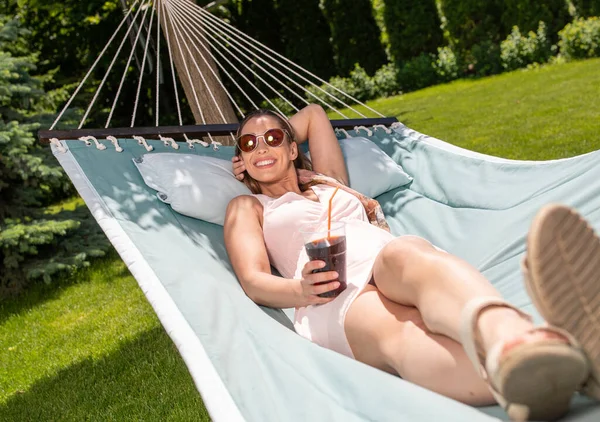 Mooie Vrouw Zonnebaden Hangmat Tuin Aantrekkelijk Meisje Ontspannen Vakantie Glimlachen — Stockfoto