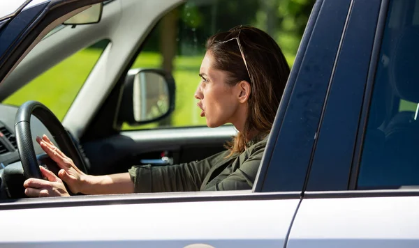 Giovane Donna Con Rabbia Strada Guida Auto Grigia Frustrato Ragazza — Foto Stock