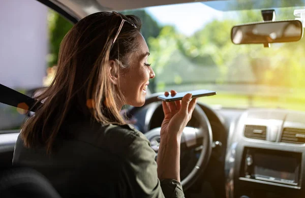 Jeune Femme Assise Dans Siège Conducteur Portant Ceinture Sécurité Par — Photo