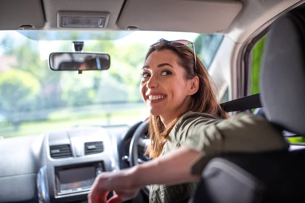 Mujer Bastante Joven Conduciendo Coche Sonriendo Atractiva Mujer Reversa Mirando — Foto de Stock