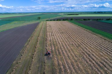 Saman ot kurutma makineleri ile traktör üst görünümü alanında toping için kuru lucerne toplama, drone ateş