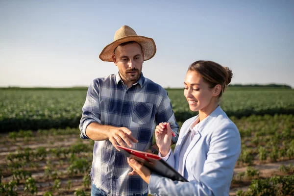 Hombre Agricultor Con Camisa Cuadros Sombrero Paja Señalando Explicando Joven — Foto de Stock