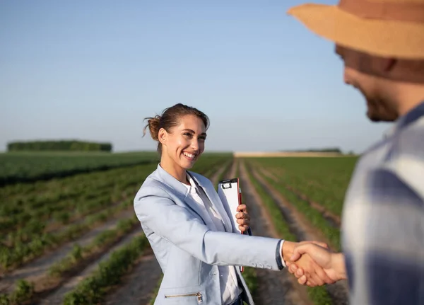 Attraktive Versicherungsvertreterin Beim Händeschütteln Während Sie Klemmbrett Hält Landwirt Grüßt — Stockfoto