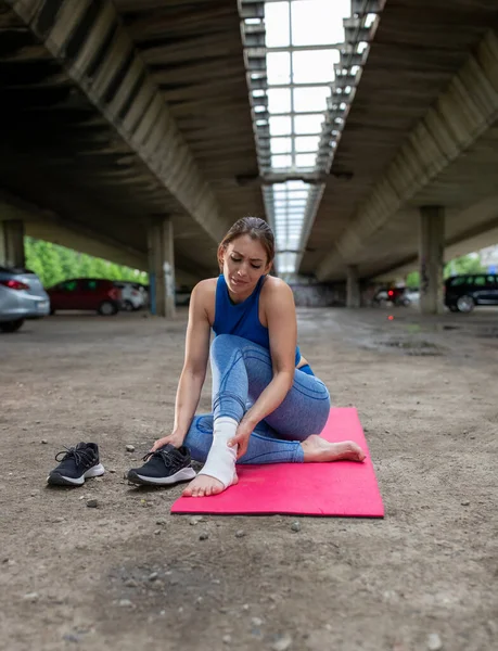 Female Athlete Injured Exercising Urban Area Outdoors Young Woman Sitting — Φωτογραφία Αρχείου