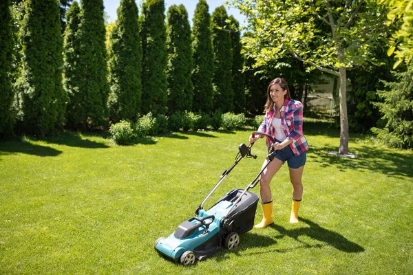 Muchacha Atractiva Que Trabaja Jardín Recortando Hierba Sol Jardinero Usando —  Fotos de Stock