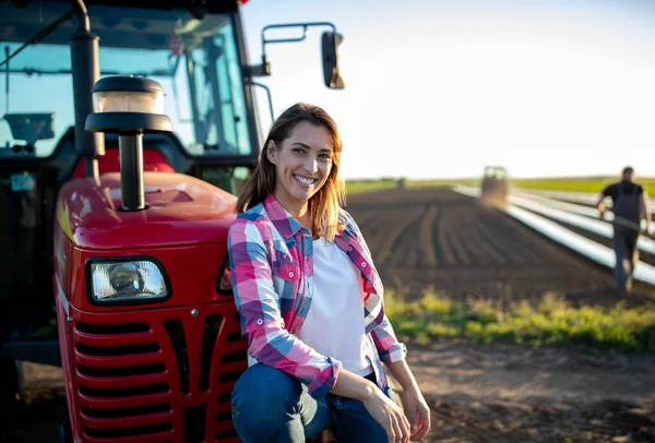 Jungbäuerin Bei Der Feldarbeit Bei Sonnenuntergang Agronomin Lehnt Lächelnd Auf — Stockfoto