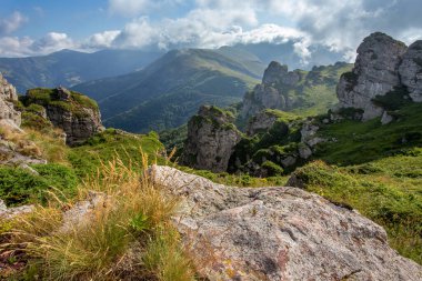 Babin Zub 'un yaz mevsiminde Stara Planina (Balkan Dağları) üzerindeki manzarası. Sırbistan 'ın arka planında Midzor' un en yüksek noktasına giden yol