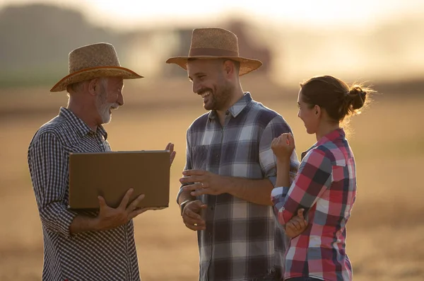 Senior Agricultor Experimentado Con Portátil Explicando Algo Los Agricultores Más — Foto de Stock