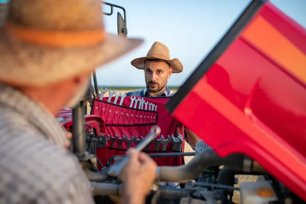 Zwei Bauern Reparieren Sommer Bei Erntearbeiten Mit Schraubenschlüssel Kaputten Traktor — Stockfoto