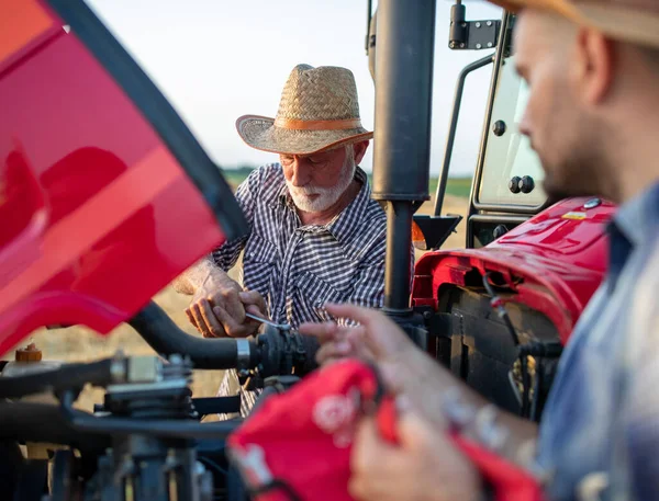 Zwei Bauern Reparieren Sommer Bei Erntearbeiten Mit Schraubenschlüssel Kaputten Traktor — Stockfoto