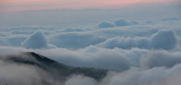 Vista Aérea Nubes Brotan Por Encima Del Cúmulo Desde Pico — Foto de Stock