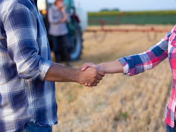 Donna Camicia Quadri Che Stringe Mano Contadino Maschio Sul Campo — Foto Stock