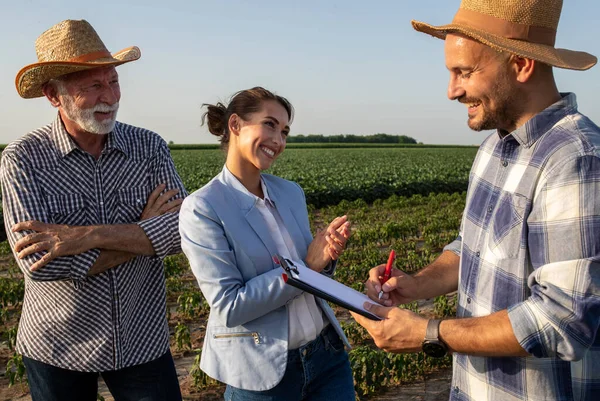 Три Людини Працюють Сфері Обговорення Аграрного Бізнесу Два Фермери Чоловічої — стокове фото