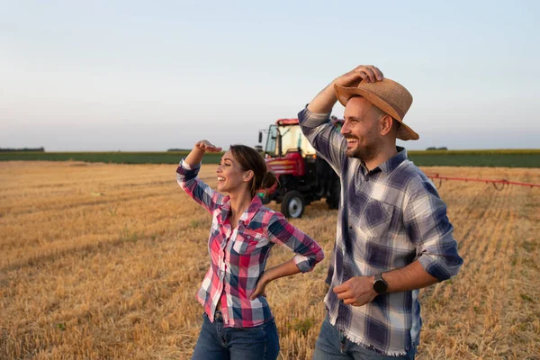 Два Фермера Мужчина Женщина Смотрят Вперед Пшеничное Поле Время Сбора — стоковое фото