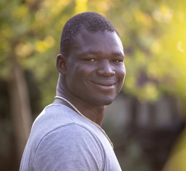 Retrato Del Joven Africano Sonriente Satisfecho Parado Parque — Foto de Stock