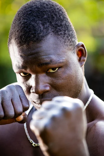 Muskulöser Afrikanischer Boxer Hält Zur Verteidigung Die Fäuste Kinnhöhe Und — Stockfoto