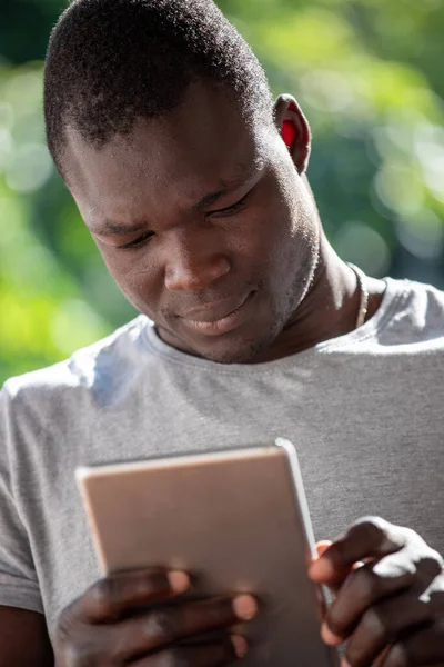 Retrato Joven Atractivo Hombre Afroamericano Usando Tableta Parque Tecnología Moderna — Foto de Stock