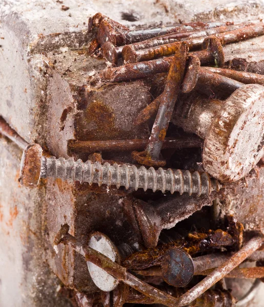 Imán oxidado con tornillos — Foto de Stock