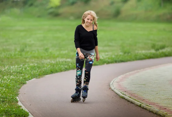 Girl on roller skates — Stock Photo, Image