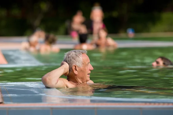 Alter mann im pool — Stockfoto