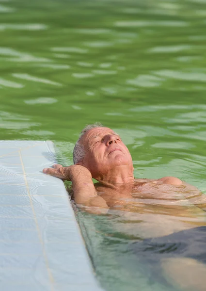 Pld man in the pool — Stock Photo, Image