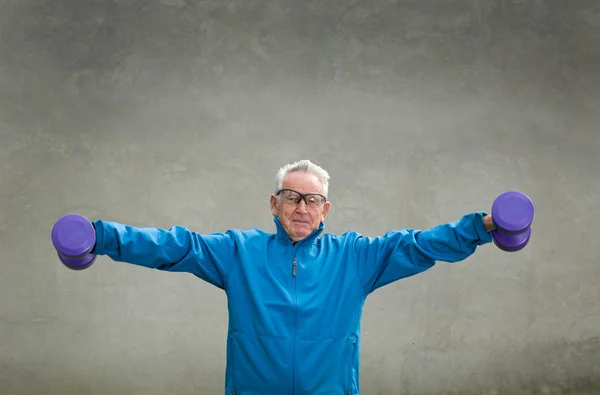 Starší muž cvičení — Stock fotografie