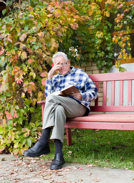 Gubben Läser bok — Stockfoto