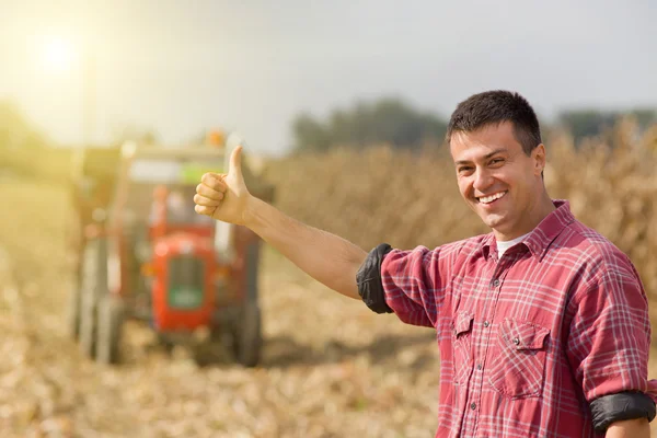 Agricultor satisfeito no terreno — Fotografia de Stock