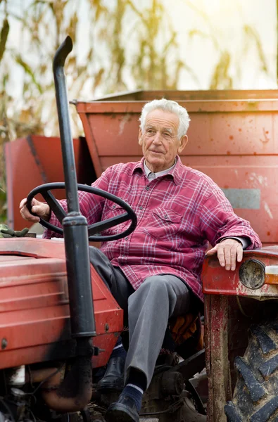 Älterer Mann mit Traktor — Stockfoto