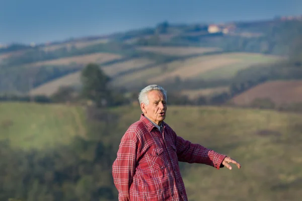 Senior man lopen op heuvels — Stockfoto