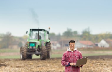 Adam alanında dizüstü bilgisayar ile