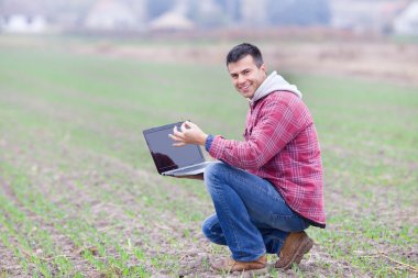 Adam alanında dizüstü bilgisayar ile