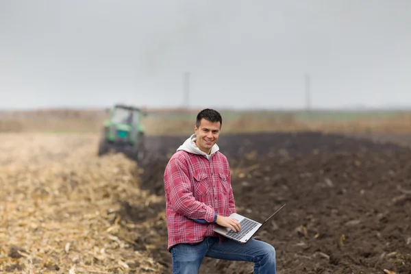 Man with laptop in the field — Stock Photo, Image