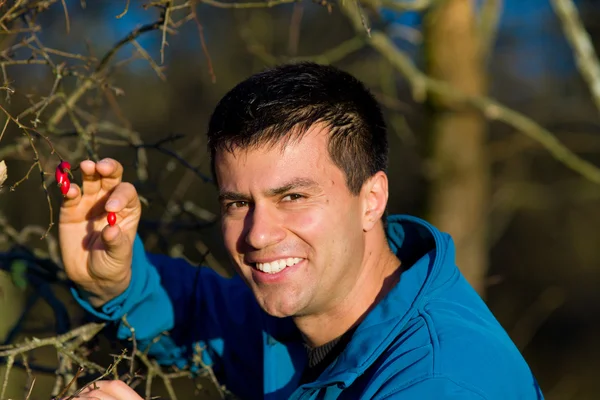 Mann mit Hüftrosen — Stockfoto